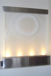 Декоративные водопады по стеклу в интерьере для любых помещений